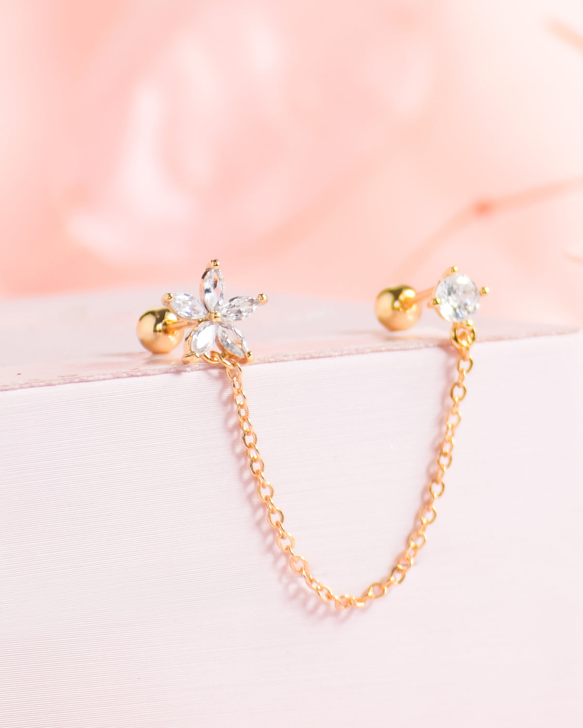 piercing dorado de flor, piercing doble, piercing de flor con piedra, piercing largo