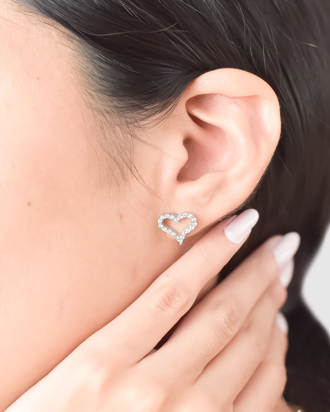 arete de corazon, arete de  corazon con piedra, arete de corazon texturado, arete de corazon plateado