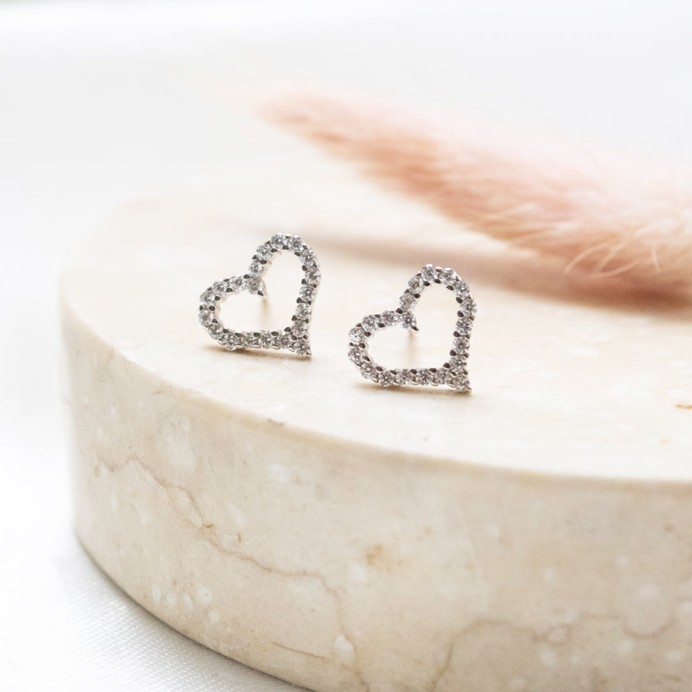 arete de corazon, arete de  corazon con piedra, arete de corazon texturado, arete de corazon plateado
