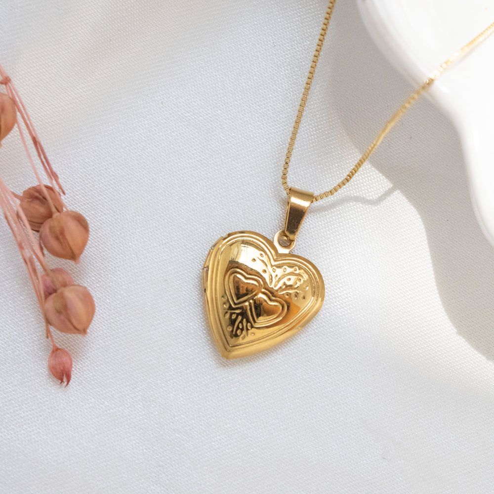 collar relicario corazon con grabado de corazones dorado, collar de corazon dorado, collar para poner fotos