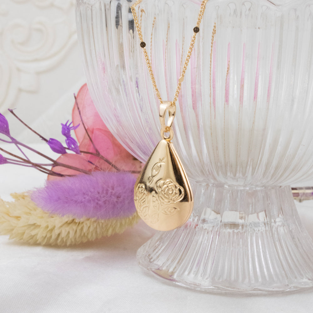Collar relicario en forma de gota, para colocar fotos en tono dorado con grabado exterior