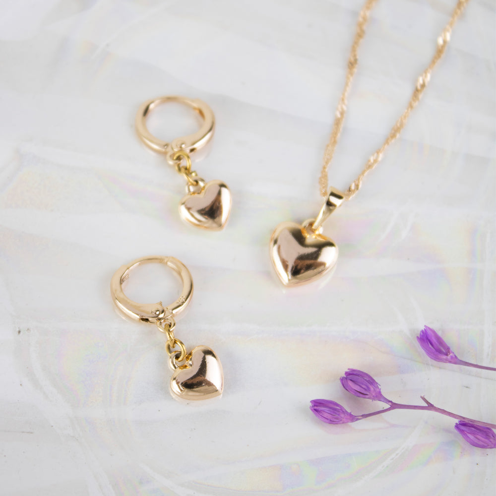 Set de collar corazón más aretes corazón en tono dorado 